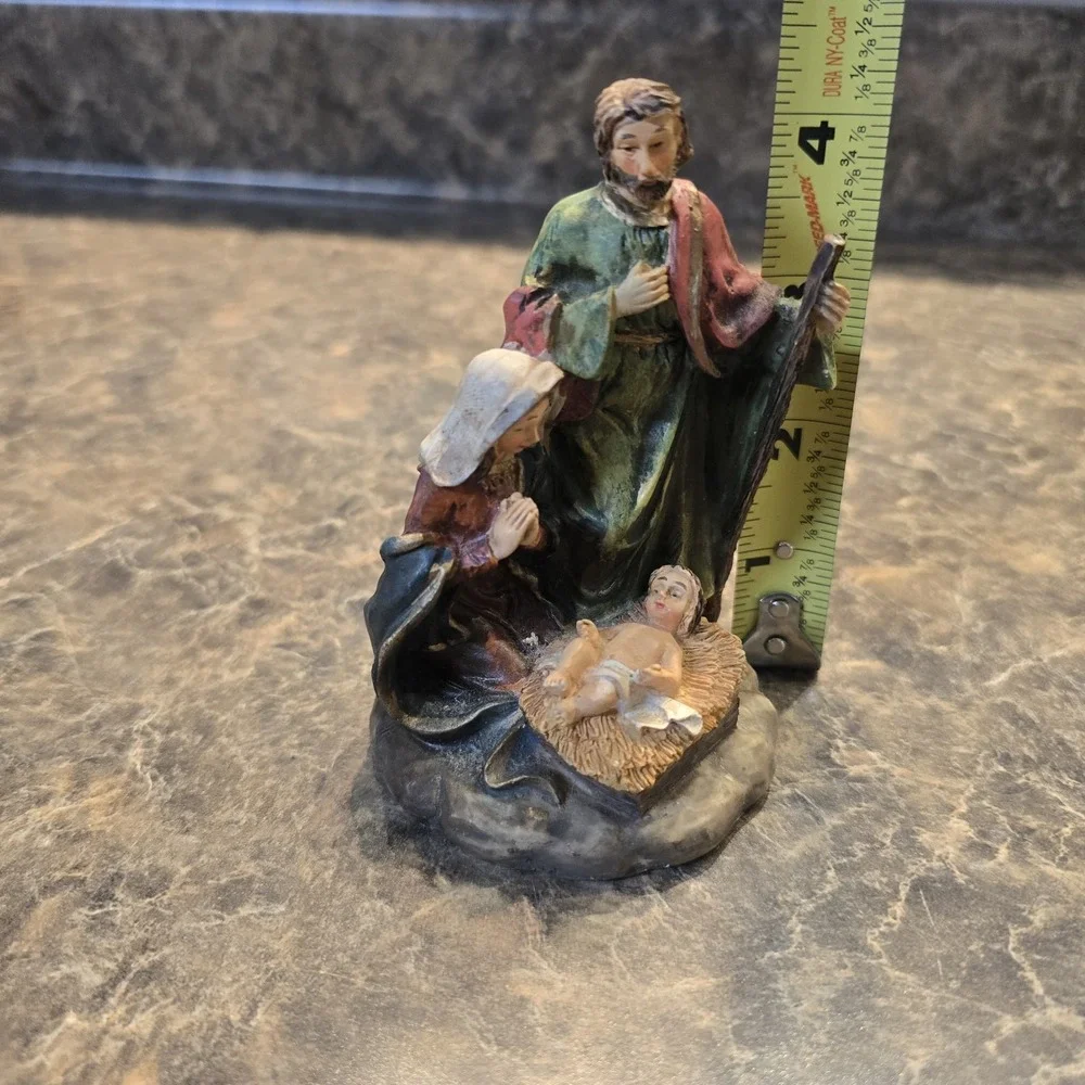 Small Nativity Scene Christmas‎ Holly Joseph Mary Jesus